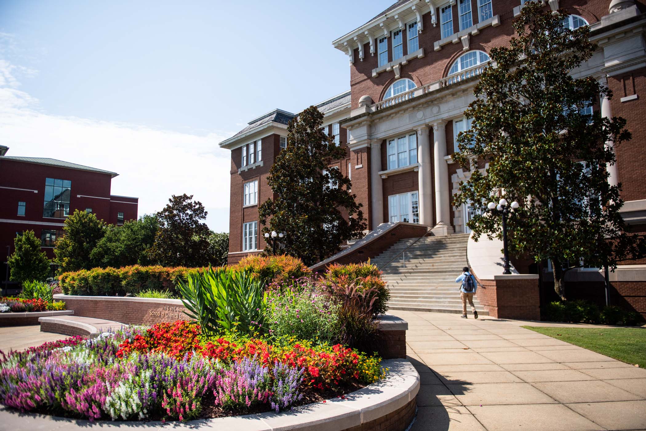 Vibrant flowers and Swalm School of Chemical Engineering stand out on the sunny first day of MSU Summer Advantage&#039;s second term.