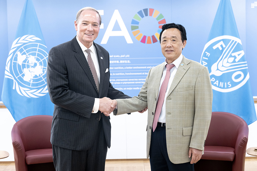 Mark E. Keenum shakes hands with the FAO Director-General