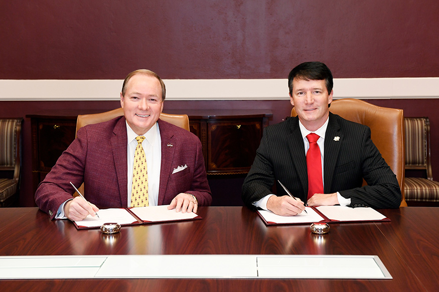 Mark Keenum and Jim Haffey sign an MOU between MSU and Holmes Community Colelge