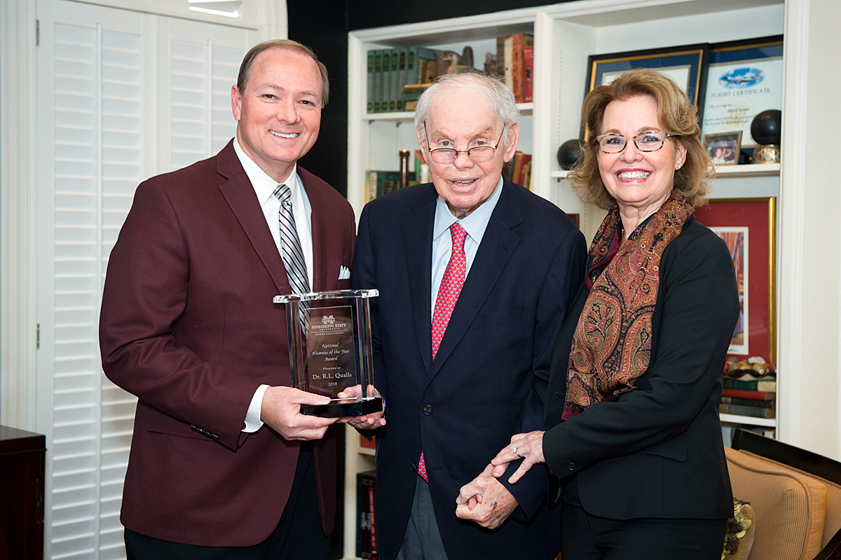 R. L. and Nancy Qualls accept the National Alumnus of the Year award from President Keenum.