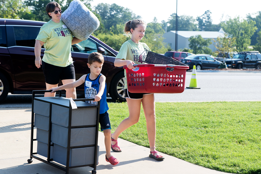MSU professor and her children volunteer to help move in students to Griffis Hall.