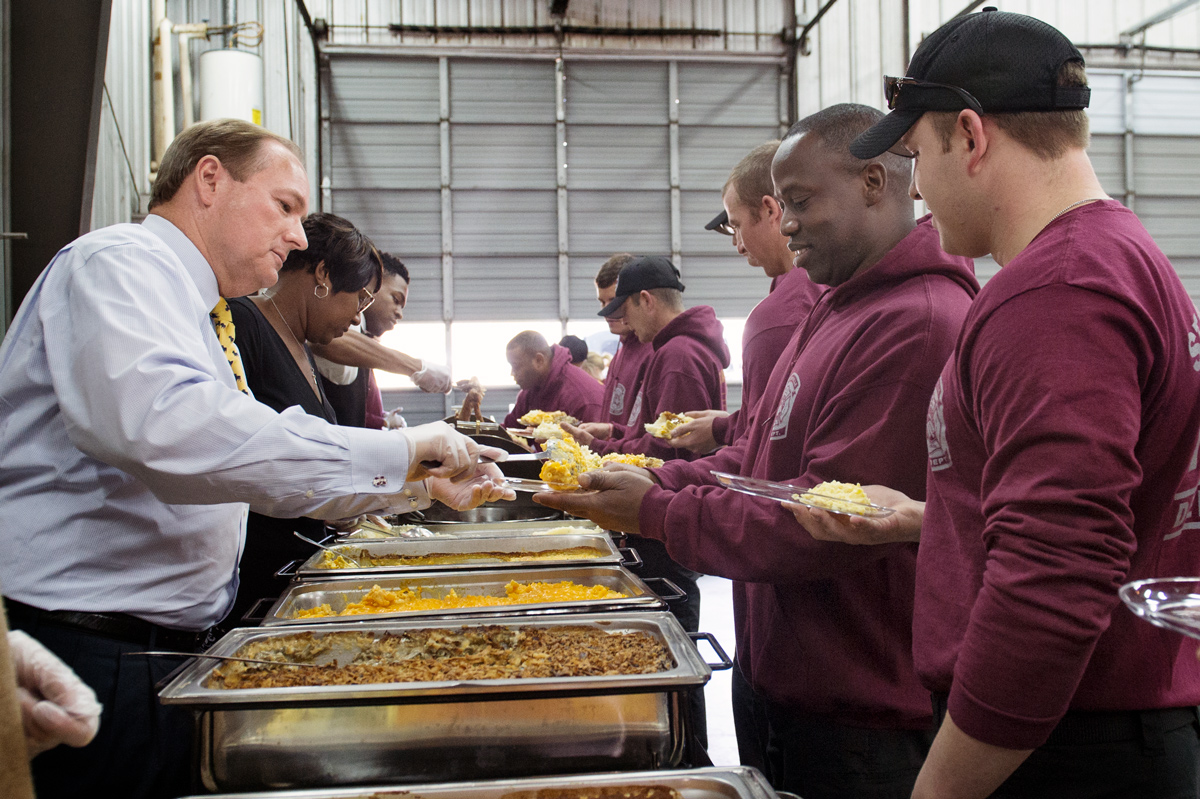 President Keenum serves up a Thanksgiving meal to Starkville firefighters.