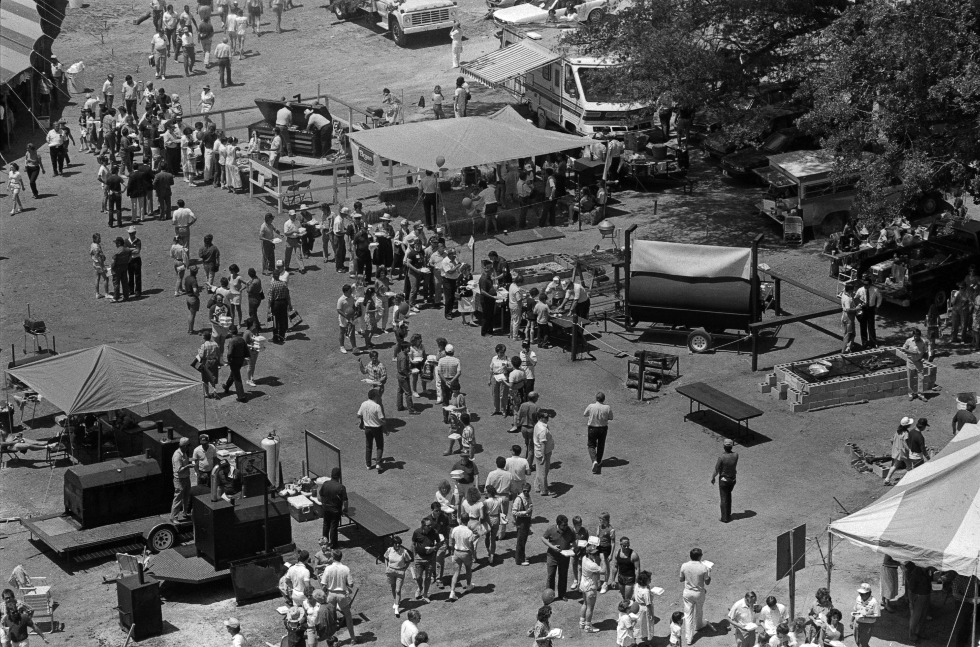 A 1986 crowd at MSU's Super Bulldog Weekend enjoys an early pig cooking competition.