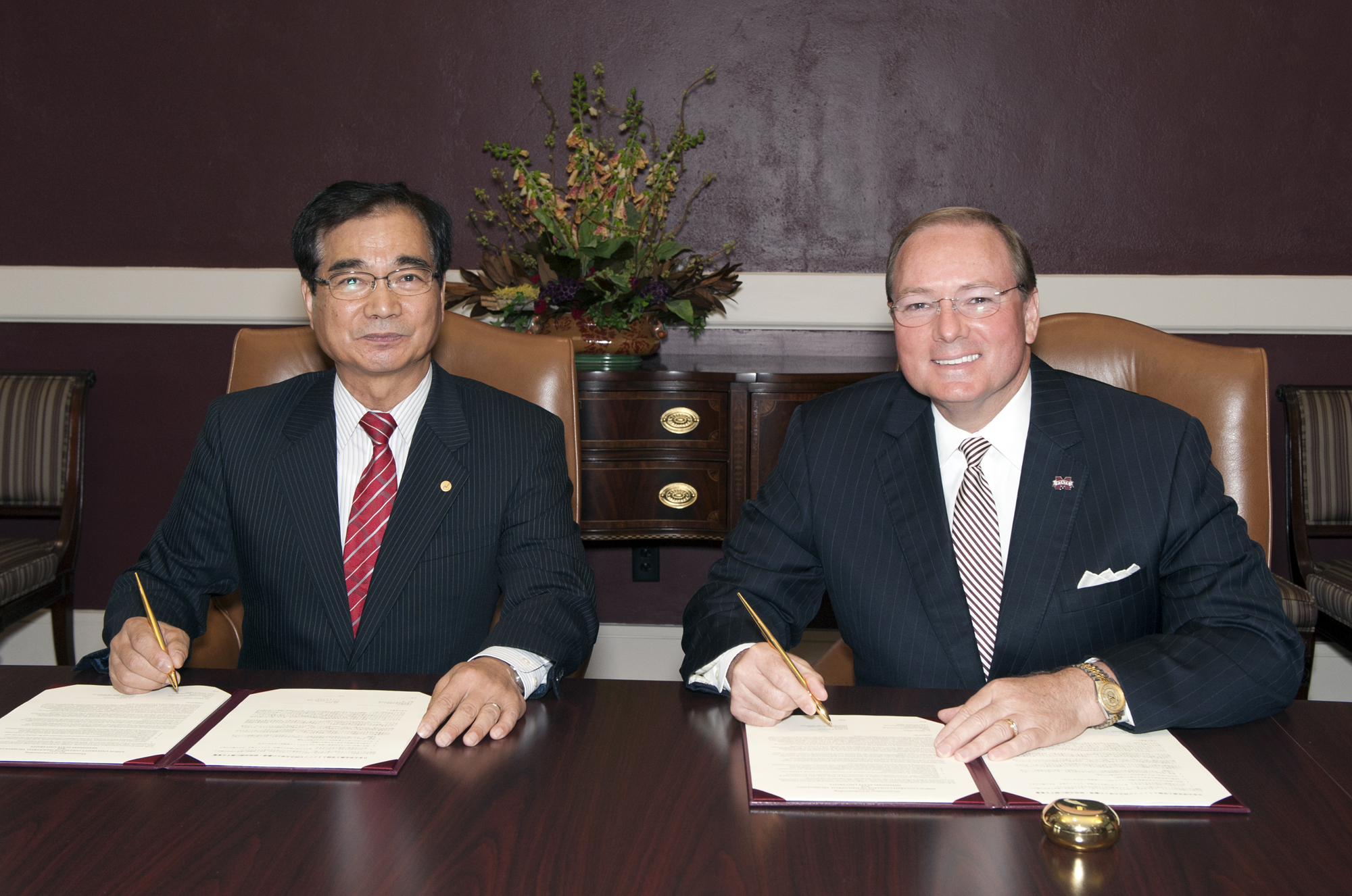 Nihon University's College of Industrial Technology Dean Minoru Ochiai and MSU President Mark E. Keenum signed a memorandum of understanding Tuesday [June 23] to enhance the educational and research opportunities for students and faculty at both institutions.