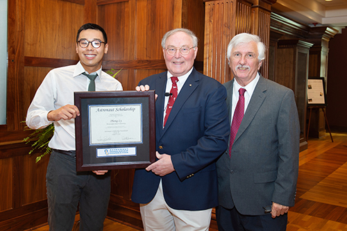 Retired U.S. Air Force Col. and Astronaut Hall of Fame inductee Jerry Ross, middle, presents MSU senior civil engineering major Phong C. Ly of Brandon, left, with a $10,000 Astronaut Scholarship from the Astronaut Scholarship Foundation. Ly is one of only 50 students across the U.S. receiving the prestigious award this year. Joining them is MSU alumnus Ray Gildea, whose family’s generous donation enabled MSU’s partnership with the ASF in 2017. (Photo by Megan Bean)