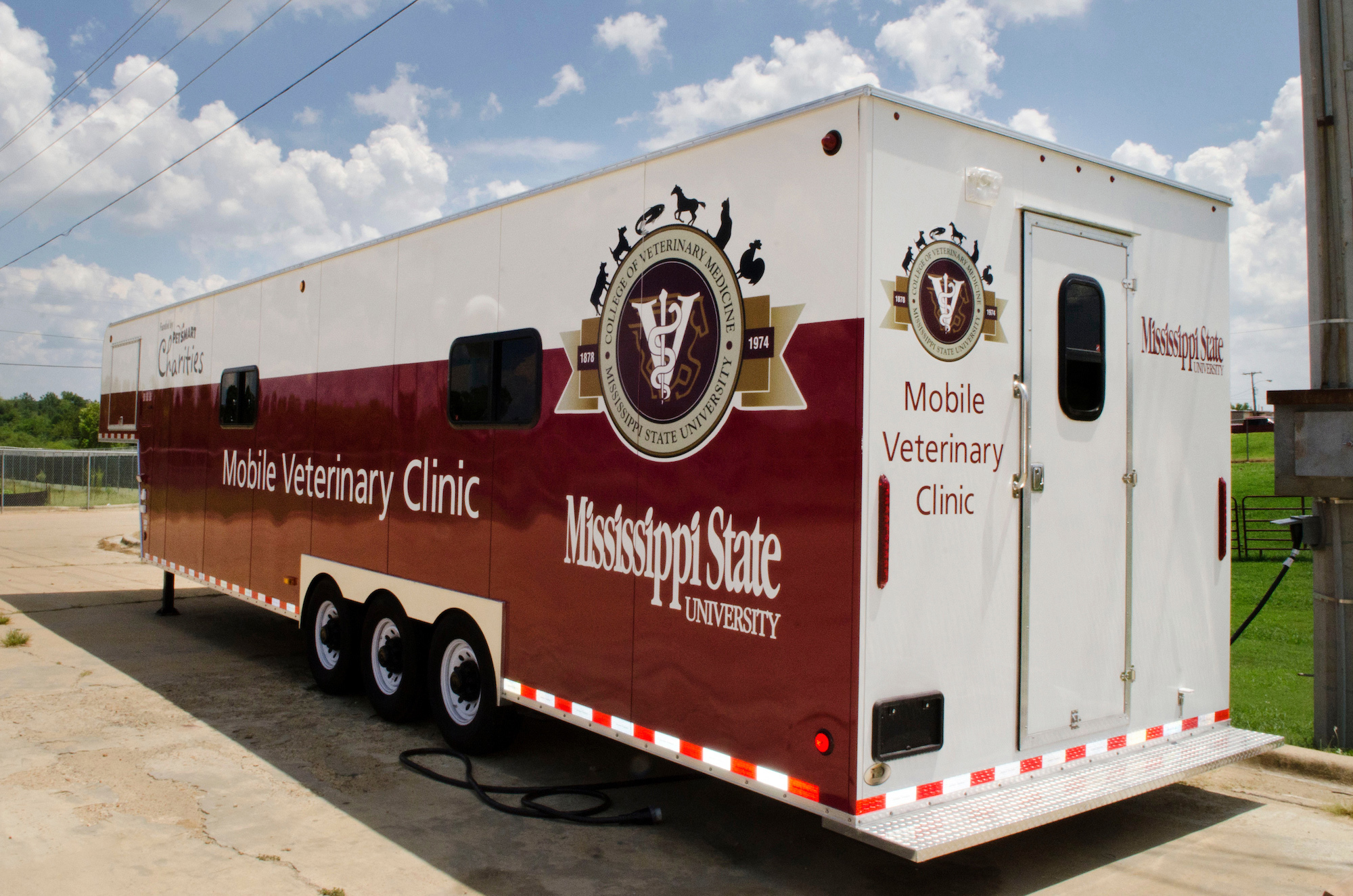 Mississippi State University College of Veterinary Medicine faculty and staff are providing care for working dogs as they assist with the response to the July 10 military plane crash in Leflore County. A mobile veterinary clinic is being used to provide preventative care and treat minor injuries. (Photo by Tom Thompson)
