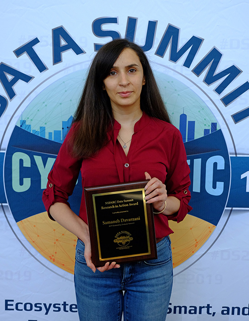 Samaneh Davarzani holds an award
