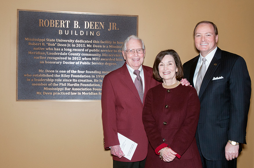 The late Robert B. (Bob) Deen. Jr. Building was dedicated at the MSU-Meridian Riley Campus in 2015. Deen is shown with his wife, Lindy, and MSU President Mark Keenum. (Photo by Beth Wynn)