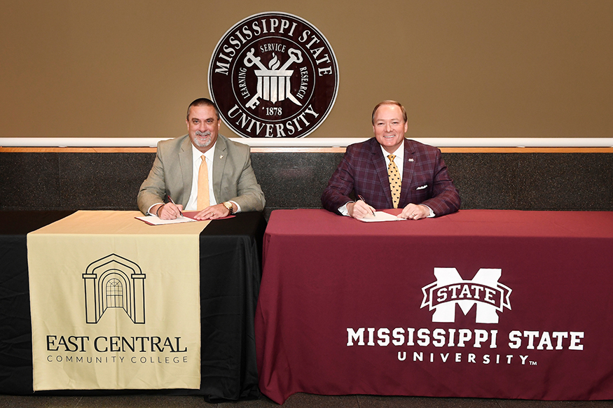 Billy Stewart and Mark Keenum sign a memorandum of understanding for the Bachelor of Applied Science program.