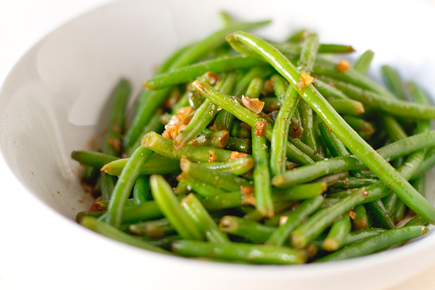 Green beans in a white bowl