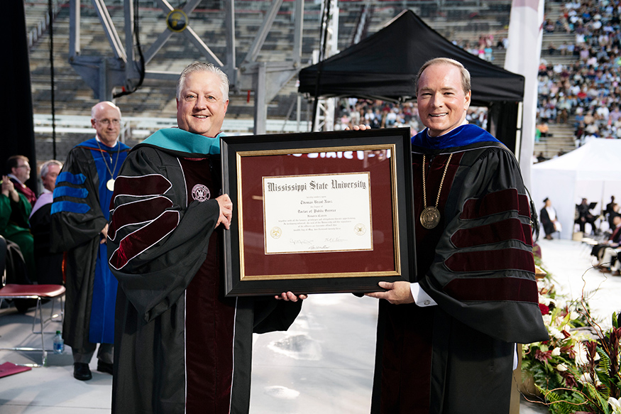 Mark Keenum presents an honorary degree to Tommy Nusz