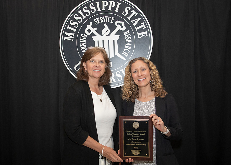 Center for Distance Education Executive Director Susan Seal presents Rebecca Spencer with the CDE Online Teaching Excellence Award. 