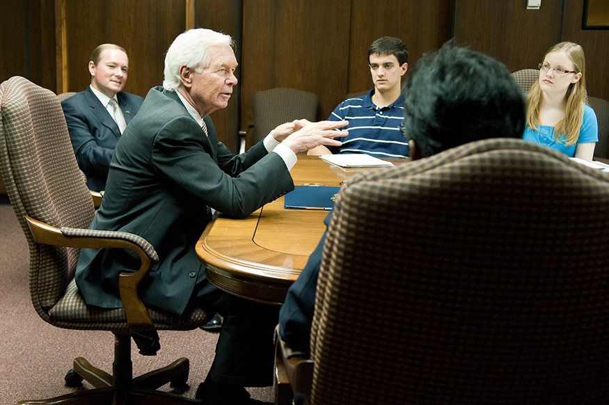 Senator Thad Cochran speaking to students in MSU President Mark E. Keenum’s 2010 honors leadership class. (Photo by Beth Wynn)