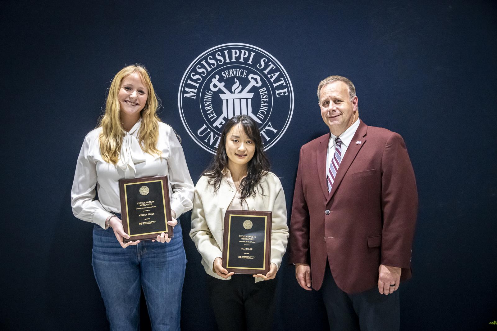 Student researchers receive award