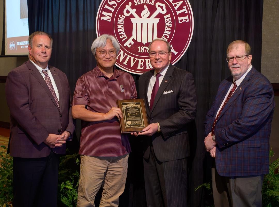 MSU VPs and Presidnet with award winner Keun Seok Seo